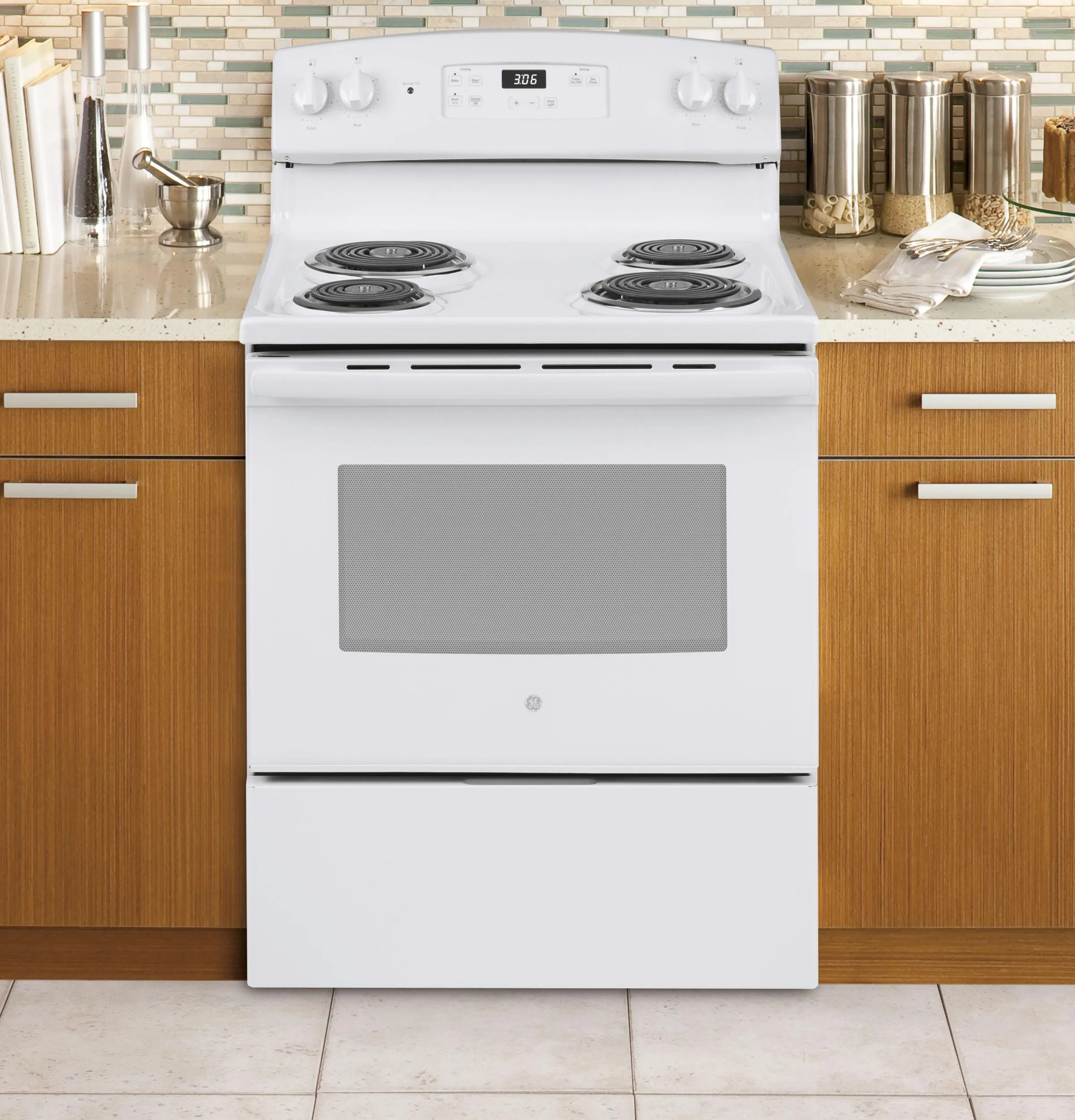 JBS360DMWW GE® ENERGY STAR® 30" Free-Standing Electric Range